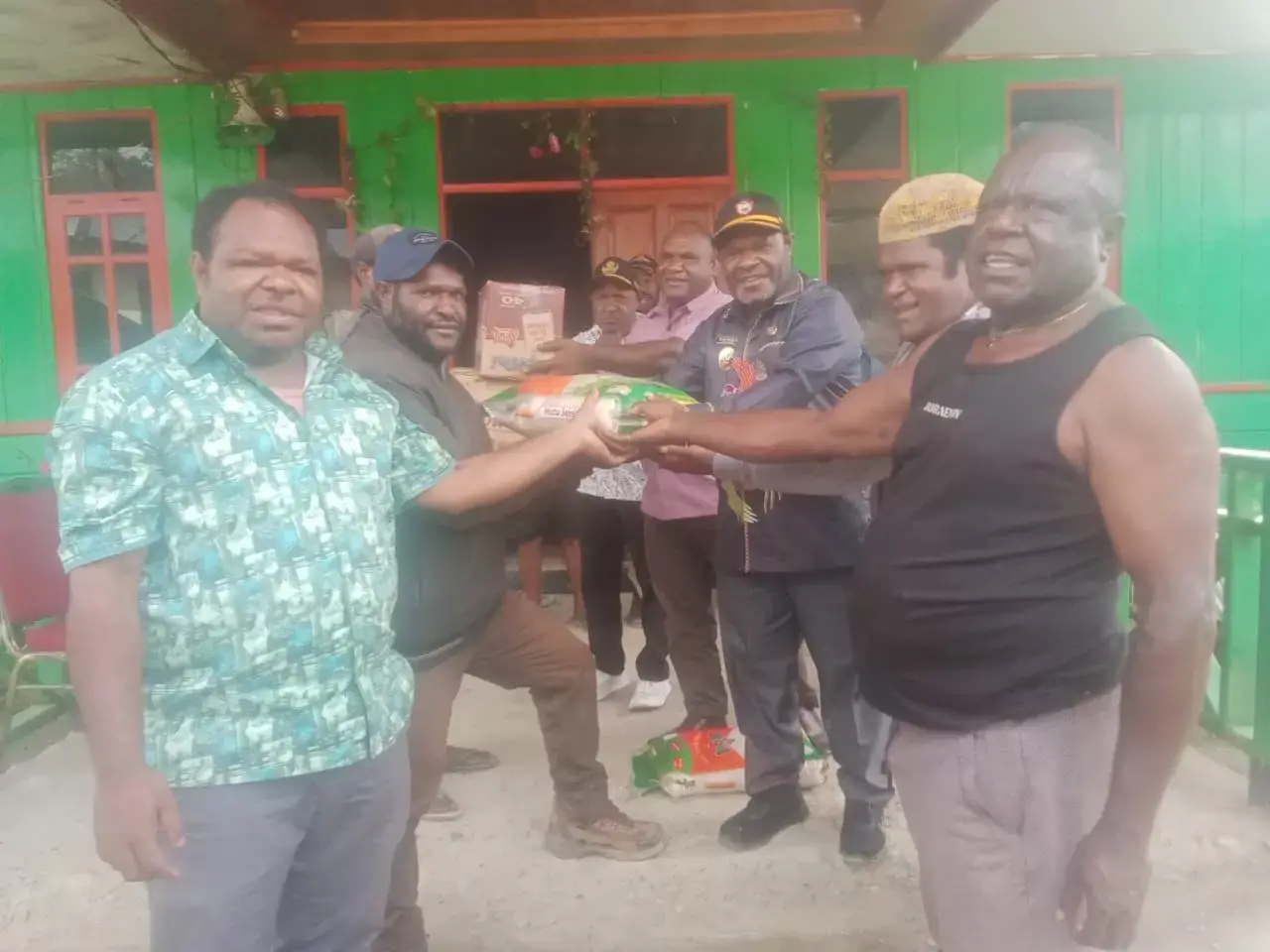 Kadis Sosial (kiri) saat menyalurkan bantuan untuk pengungsi di Intan Jaya. (Dok Humas)